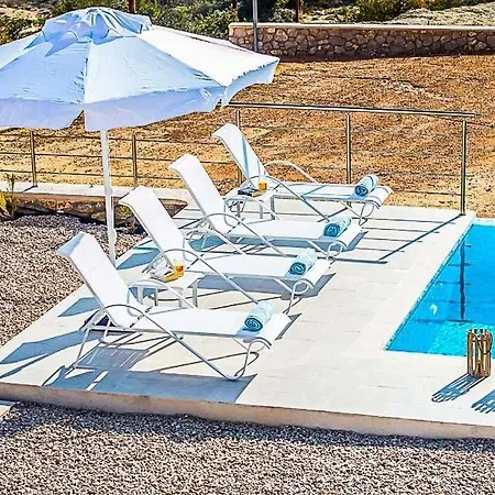 Sleeps 8 Pool Air Con Wifi * Afando