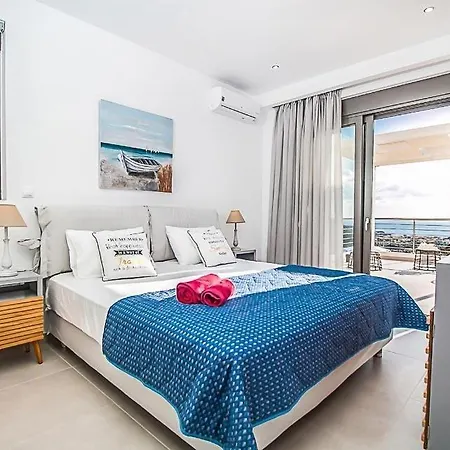 Sleeps 8 Pool Air Con Wifi Afando