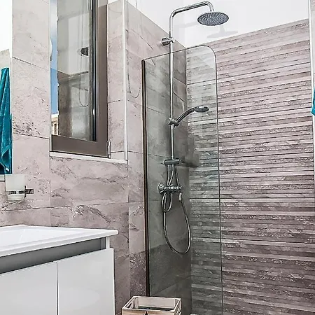 Sleeps 8 Pool Air Con Wifi Afando