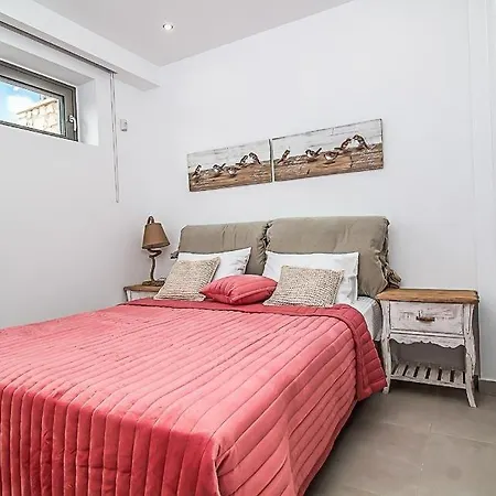 Villa Sleeps 8 Pool Air Con Wifi *
