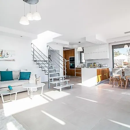 Sleeps 8 Pool Air Con Wifi * Afantou