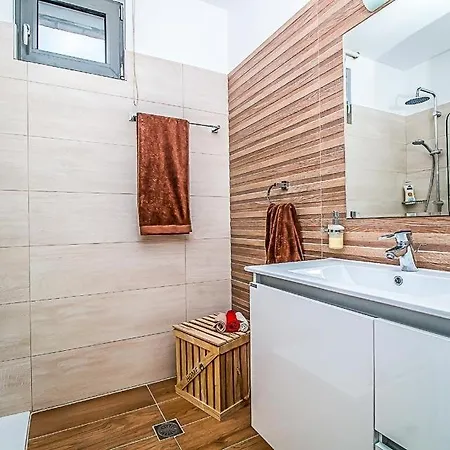 Sleeps 8 Pool Air Con Wifi